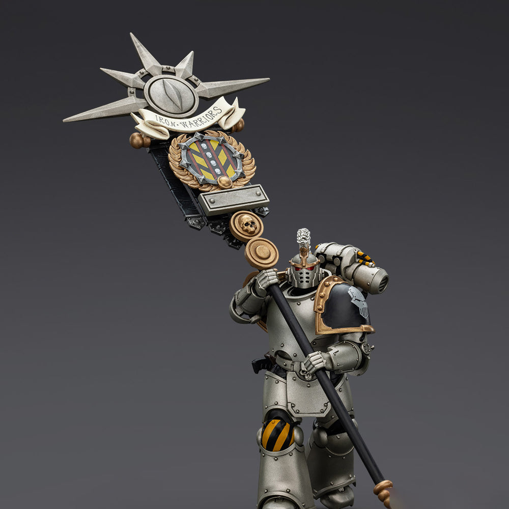 JOYTOY Warhammer 40,000 The Horus Heresy 1/18 Action Figure-Iron Warriors Command Squad Chosen with Legion Standard Collection Model Birthday Gift